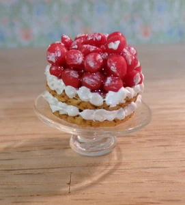 Puppenhaus Miniatur Erdbeer Shortcake auf Glas Tablett - Handarbeit - Bild 1 von 3
