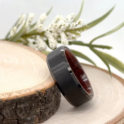 Anillo con incrustación de madera roja brillante banda de tungsteno negro cepillado de 8 mm para regalos de Navidad Foto 1 de 4