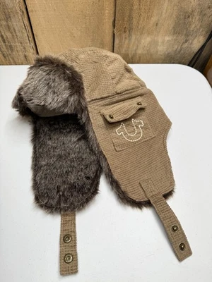 True Religion Invierno Trampero Sombrero Piel Tostado Marrón Gorra Herradura Bolsillo/A Presión NUEVO Foto 1 de 3