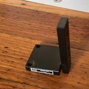 Newport Corp. 90° Angle Bracket Mount for Optical Components -Micromanipulators - Picture 1 of 5