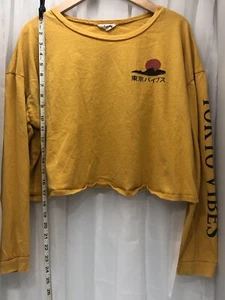 Top corto para mujer Local Lab Tokyo Vibes mostaza talla LG Japón Otaku - Imagen 1 de 8
