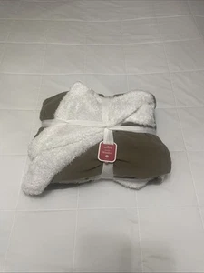 BRAND NEW Never Opened Hallmark Sherpa Blanket - Picture 1 of 3