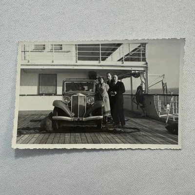 Impresión fotográfica vintage personas con coche automóvil en barco barco europeo Foto 1 de 4