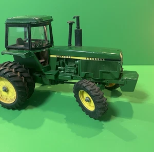 John Deere Traktor 1:16, Vorderradunterstützung zwei Hinterräder mit geschlossener Kabine - Bild 1 von 16