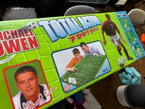 VINTAGE MICHAEL OWEN TOTAL ACTION FOOTBALL SPIEL 2001 KOMPLETT VERPACKT - Bild 1 von 8