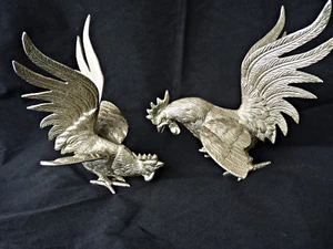 Dos gallos de bronce en batalla - Imagen 1 de 10