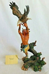 Tribus del Mundo Veronese Pies Negros India Firmado Estatua Águila Atrapa Resina - Imagen 1 de 12