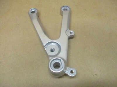 1999-2002 Yamaha YZF R6 Left foot peg rear set bracket, shifter bracket, #83024 - Imagem 1 de 4