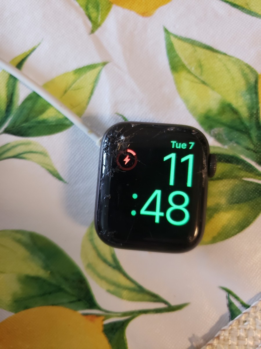 Apple Watch Series 5 Smart 40 mm Case Wristwatches for Sale Apple Watch Series 5 Smart 40 mm Case Wristwatches for Sale