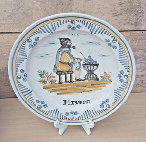 E6/ GRANDE ASSIETTE DECORATIVE NOTE HIVERN HOMME ASSIS FUMANT SA PIPE Ø 29CM - Picture 1 of 6