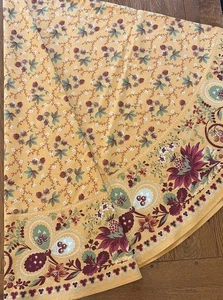 Williams Sonoma Tischdecke rund 90" senfgelb Blumenmuster 100% Baumwolle - Bild 1 von 7