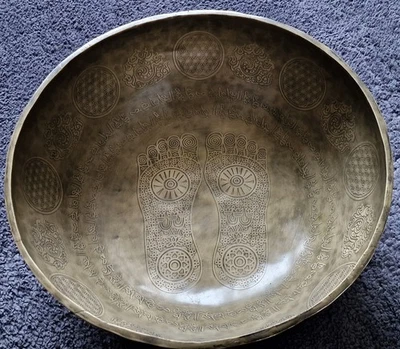 KLANGSCHALE, Fußklangschale mit Buddhas Fußabdruck bis Schuhgröße 42 - Bild 1 von 4