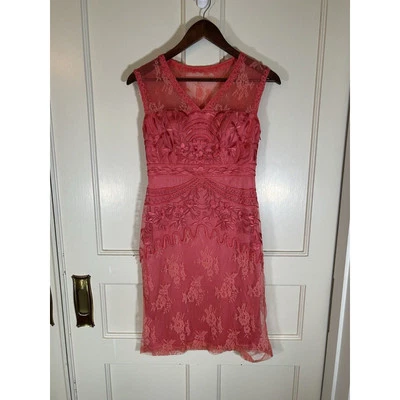 Sue Wong 夜曲花卉刺绣蕾丝鸡尾酒礼服女式 2 码珊瑚色 — 第 1/4 张图片