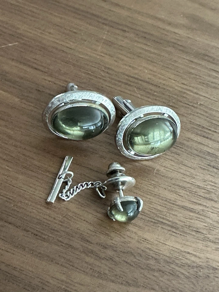 Gemelos y pasador de corbata de piedra lunar DE COLECCIÓN en tonos plateados Foto 1 de 1