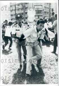 1970 Police Haul Off Students Hunger Strike Saigon University Press Photo - Picture 1 of 2