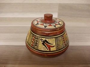 2er Set aus PERU Deckeldose + Krug Vase AUS TON MIT HANDGEWEBTER Jacke - Picture 1 of 10