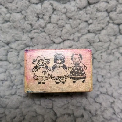 Sello de goma montado en madera Psx 1986 vintage tres muñecos de trapo niñas tomados de la mano Foto 1 de 4