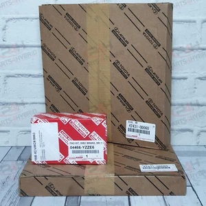 Original Toyota Yaris hintere Bremsbeläge & Scheiben OEM Teil 04466-Yzze6 & 42431-0d060 - Bild 1 von 1