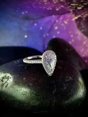 Anillo de compromiso con halo de diamantes cultivados en laboratorio IGI SI1/H talla pera de 1,80 quilates de oro blanco de 14 k Foto 1 de 4