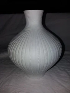 Vase von Edelstein Porzellan Küps Bavaria. Form Nr 73 Bisquitporzellan weiß - Bild 1 von 5