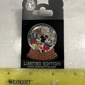 Spilla Disney-2006 Buone Feste-NYC World Of Disney-LE 1000-Snowglobe-Nuova su cartoncino - Foto 1 di 7