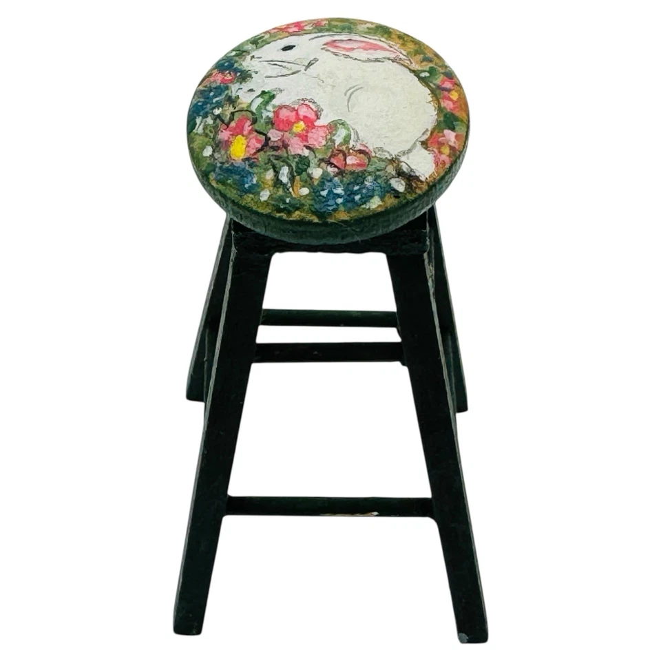 Taburete de madera pintado a mano artesanal miniatura para casa de muñecas 1:12 FIRMADO conejito conejo Foto 1 de 4