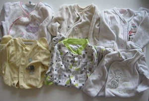 6 x verschiedenfarbige Mädchen Babygrows. Alter 0 - 3 Monate. - Bild 1 von 21