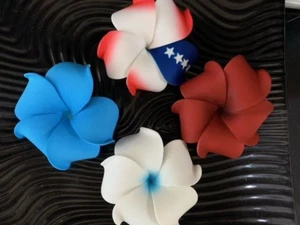Hawaii PLUMERIA Blume SCHAUM Haarspange patriotisch rot weiß blau Hochzeit Party  - Bild 1 von 5