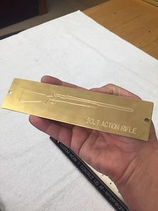 BOLT ACTION RIFLE BRASS ENGRAVING PLATE FOR NEW HERMES FONT TRAY HUNTING ETC. - Imagen 1 de 10