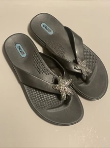 Oka B Damen-Flip-Flop M US grau silber metallic sand Dollar Zehenstegsandalen - Bild 1 von 8