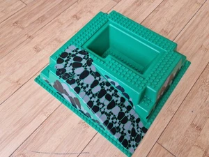 Lego Grundplatte 2552 6082 erhöht 32 x 32 Rampe Grube grün mit schwarz grauen Felsen 1990er - Bild 1 von 12