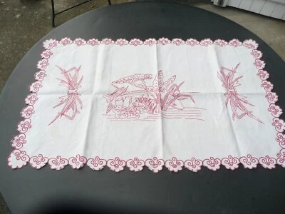 important napperon ancien en lin brodé de poisson  et de feuilles origine ALSACE - Photo 1/4