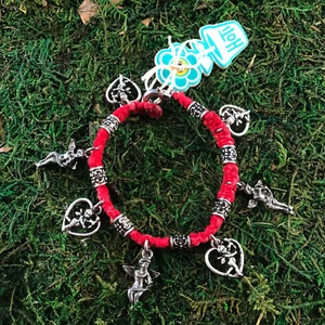 HOTI Hemp Handmade Red Charm Bracelet Ladies Love Cupid Heart Angels Metal NWT - Bild 1 von 4
