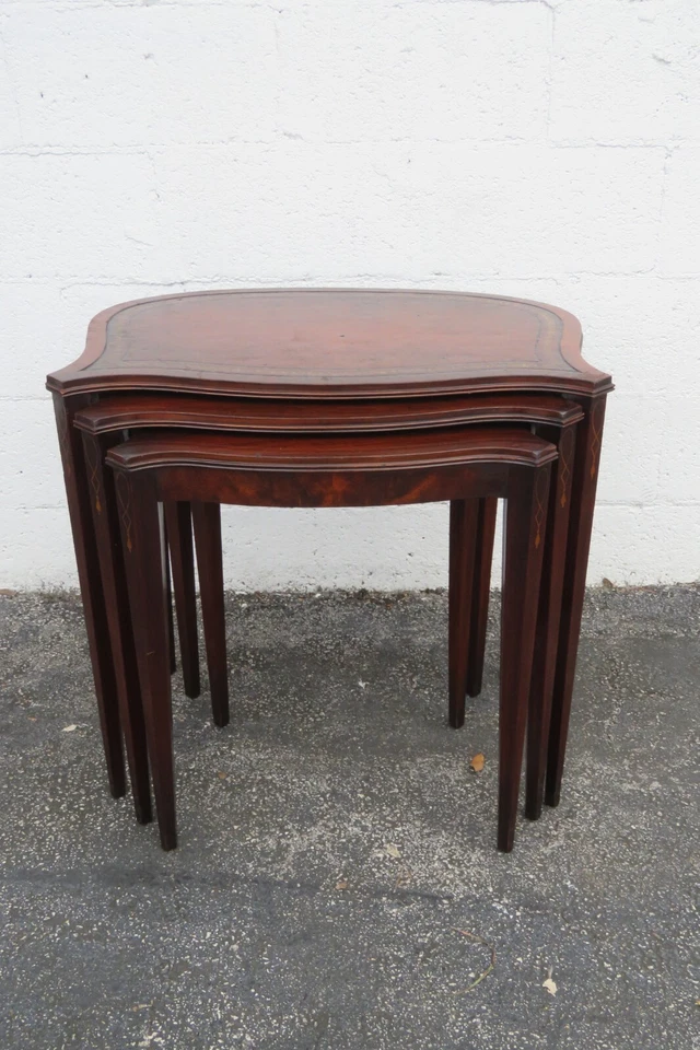 Juego de tres mesas laterales de caoba con incrustaciones de cuero de la década de 1940 3822 Foto 1 de 4