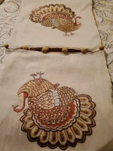 GARDENER'S Eden'sTable Runner 70 x 15 PAVOS Bordados Acción de Gracias ~ Usado en Excelente Condición - Imagen 1 de 4