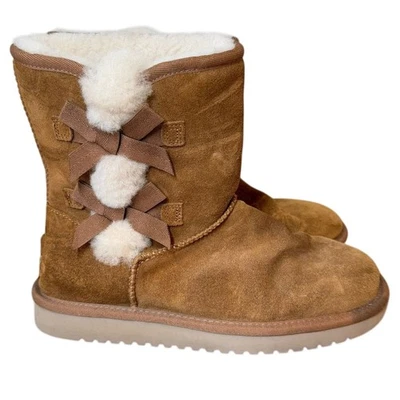 Koolaburra UGG Victoria Short Bow Shearling Sheepskin Boot Chestnut Suede Sz 7 - Image 1 of 4