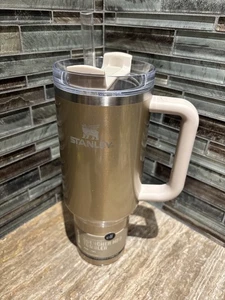STANLEY x ELF Collab 40 oz. Honey Talks Sparkly Gold Quencher H2.0 Tumbler - NEW - Picture 1 of 12