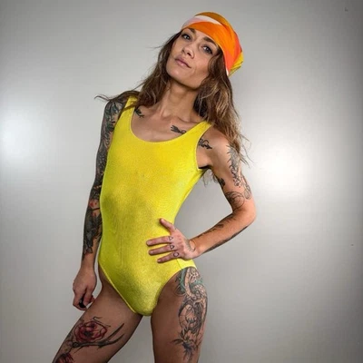 Traje de baño vintage años 90 Catalina amarillo acanalado pequeño | Retro corte alto de una pieza Foto 1 de 4