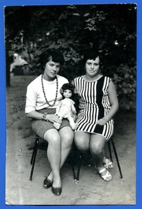 Vintage Foto Sowjetische UdSSR Ära Frauen schöne Mädchen mit einer Kinderpuppe - Bild 1 von 4