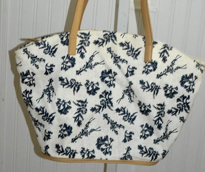 BOLSO BANDOLERA VERA BRADLEY PAJA TEJIDO AZUL CORAL SOBRE BLANCO EN MUY BUENA CONDICIÓN Foto 1 de 4
