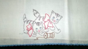 VINTAGE HANDGESTICKT GRAU KÄTZCHEN SPIELEN BLAU HÄKELBORTE BAUMWOLLE KÜCHE HANDTUCH - Bild 1 von 2