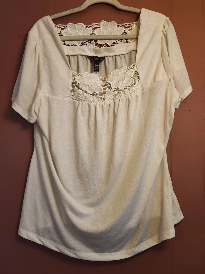 Top campesino blanco L.A. Blues Deluxe Plus 22/24 para mujer con encaje floral Foto 1 de 4