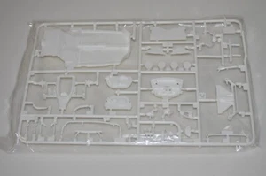 REVELL '68 VW BEETLE 85-4192 ⭐PARTS⭐ ENGINE+FLOOR PAN+MORE 1:24 - Picture 1 of 3