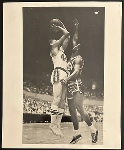 1965 Photo Type 1-Los Angeles Lakers Jerry West vs Celtics K.C. Jones RMY LOA - Picture 1 of 3