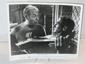 1967 Paul Newman & George Kennedy in cooler Hand Luke Pressemitteilung 8 x 10 schwarzweiß FOTO - Bild 1 von 1