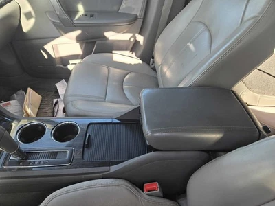 Used Front Lower Center Console fits: 2015 Chevrolet Traverse floor Front Lower - Imagem 1 de 4