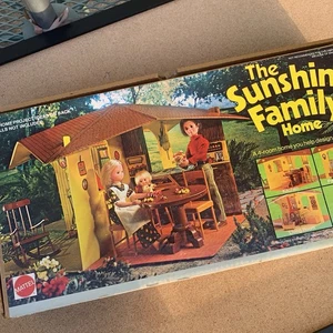 Mattel The Sunshine Family Home 1974 casa pieghevole in vinile NON COMPLETA - Foto 1 di 24