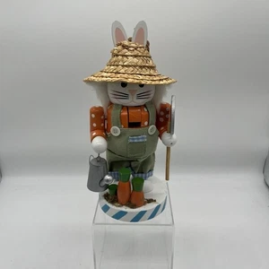 Pier 1 Imports Junge Hase Kaninchen Gärtner Nussknacker 9,5" mit Karotten Gießkanne - Bild 1 von 7