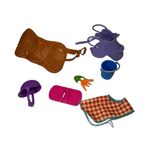 Barbie Cavallo Accessori Bambola Lotto Sella Elmetto Coperta Carote Mattel - Foto 1 di 6