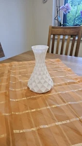 moderne Designer Vase / Deko Blumenvase (weiß) mit Optik Karaffe Rautenmuster - Bild 1 von 2